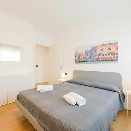Betty Flat - 10 Min From & Train Station Apartment