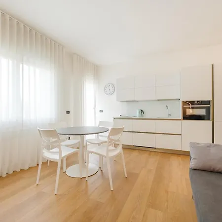 Betty Flat - 10 Min From & Train Station *