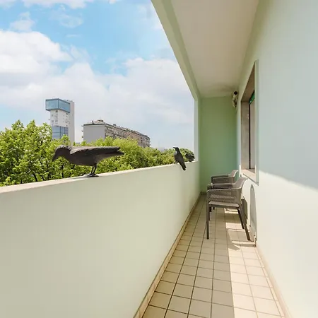 Betty Flat - 10 Min From & Train Station Apartment *