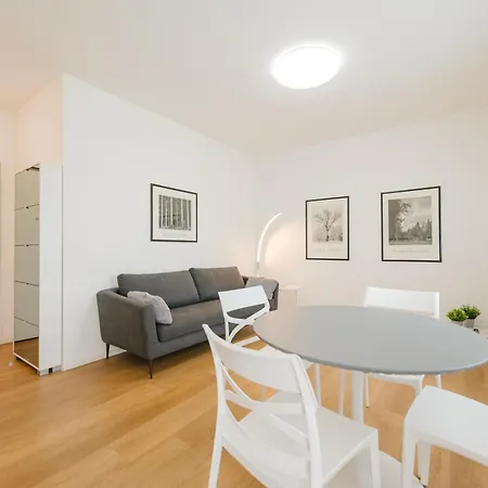 Betty Flat - 10 Min From & Train Station *