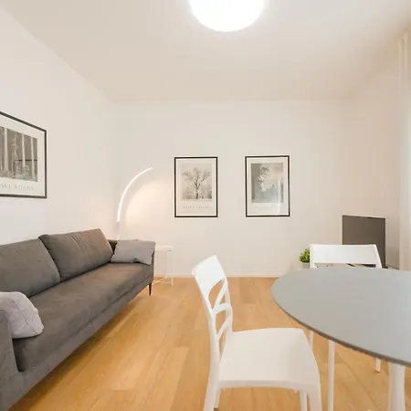 Betty Flat - 10 Min From & Train Station *
