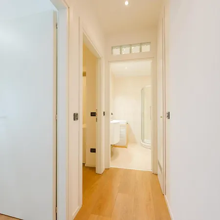 Betty Flat - 10 Min From & Train Station Apartment