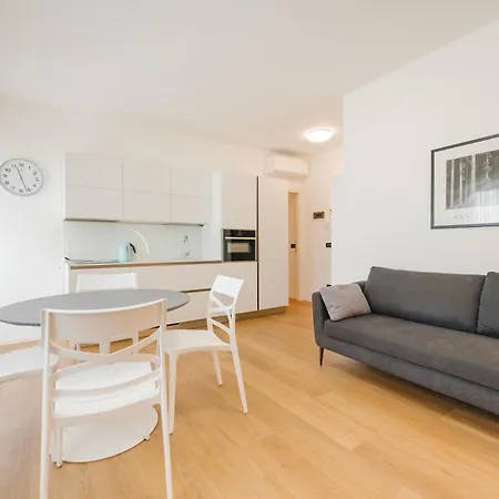 Betty Flat - 10 Min From & Train Station *