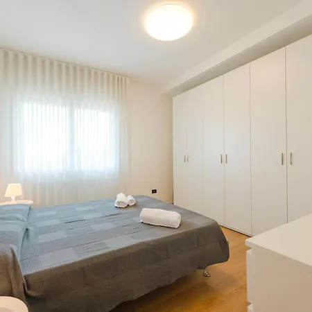 Betty Flat - 10 Min From & Train Station Venice