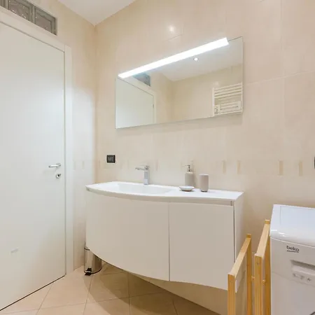 Betty Flat - 10 Min From & Train Station Apartment