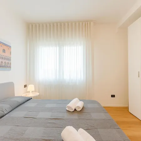 Betty Flat - 10 Min From & Train Station *