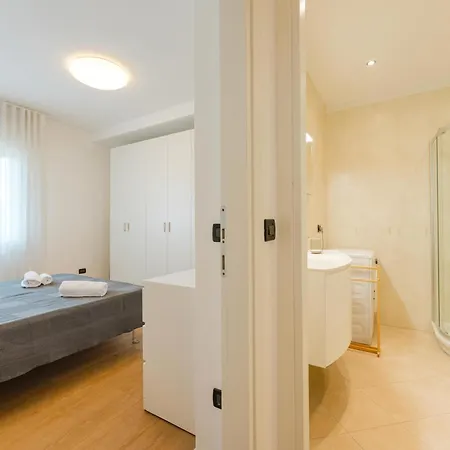 Betty Flat - 10 Min From & Train Station * Venice